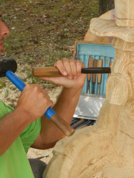 Peter Šrank pri práci s drevom